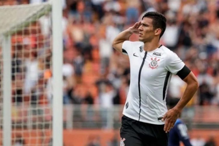 Balbuena chega ao Brasil para assinar e manda recado