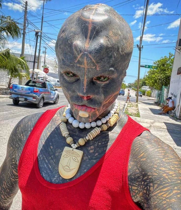 Viciado em tatuagens e modificações, ‘Black Alien’ quer cortar órgão genital ao meio
