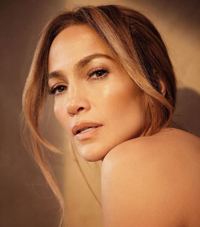 Jennifer Lopez tira a roupa para lançar linha de produtos para o corpo
