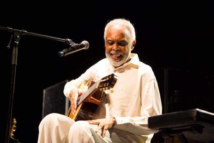 Gilberto Gil reclama de instrumentos ‘perdidos’ em turnê e companhia aérea responde