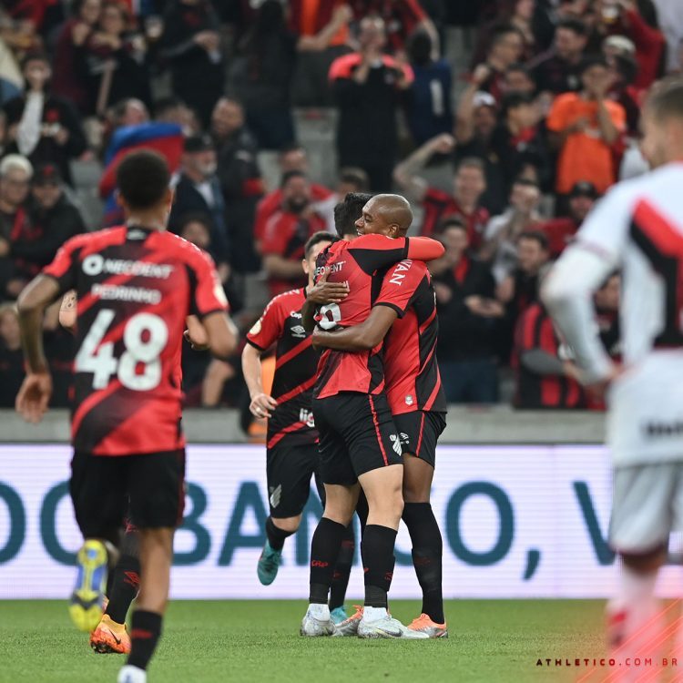 Athletico domina, vence Atlético-GO e encosta na liderança do Brasileiro