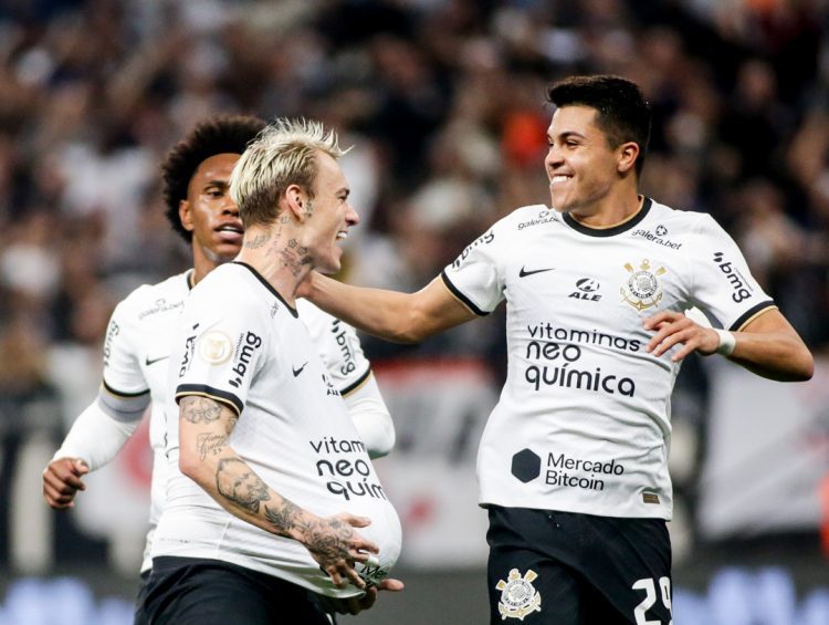 Corinthians vence Coritiba, vira vice-líder e tem boa impressão de trio