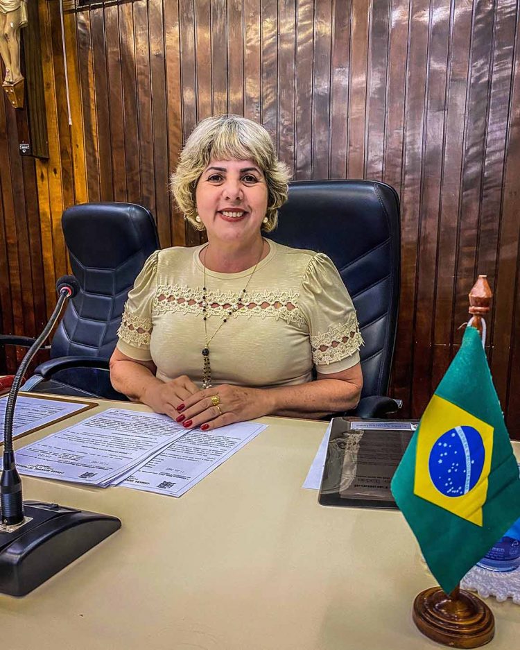 Vereadora comemora aprovação em primeira discussão do projeto que cria piso dos agentes de apoio educacional