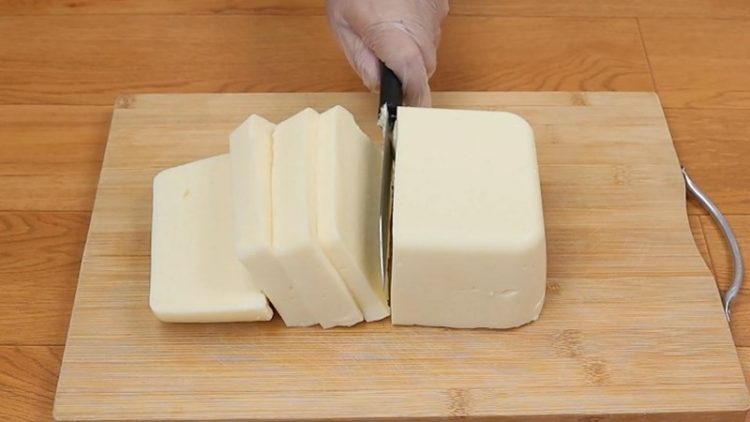 Jeitinho brasileiro: mistura caseira com amido ajuda a economizar na muçarela