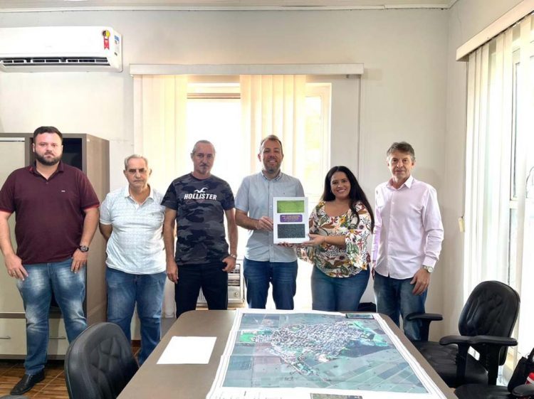 Prefeito recebe o Plano Estratégico do ICMS Ecológico de São João do Caiuá
