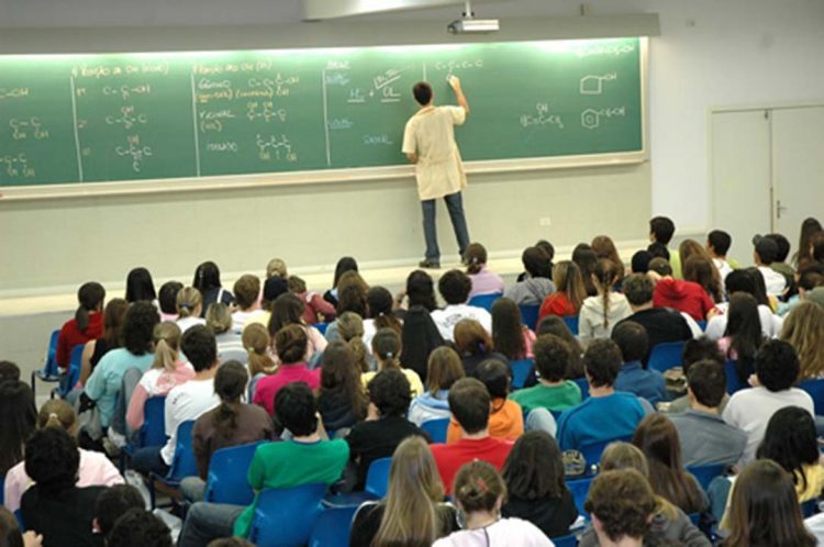 Cursinho gratuito cria monitorias para ajudar alunos no Enem