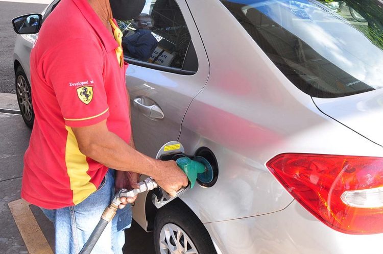 Pesquisa aponta variação de 17,81%  no preço da gasolina aditivada