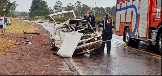 Motorista perde controle de carro e vai parar dentro de propriedade rural