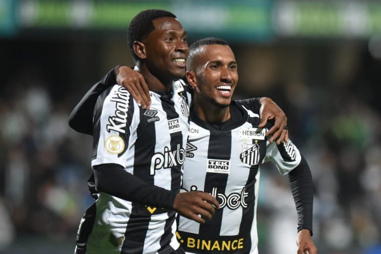 Santos vence Coritiba no Couto Pereira com gol de Angulo nos acréscimos