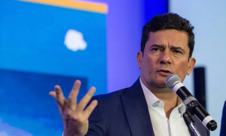 Moro é xingado e reage com vídeo em que recebe apoio