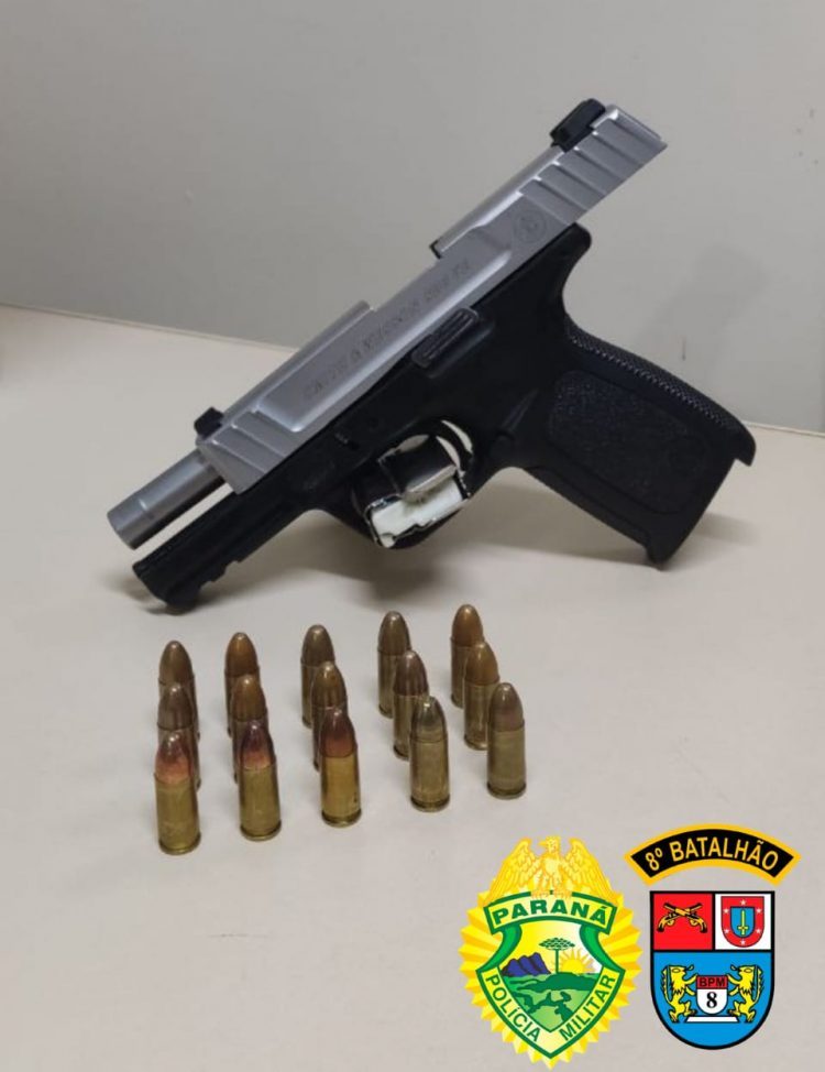 Jovem é preso por posse de arma de fogo; pistola estava no assoalho do carro