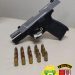 Jovem é preso por posse de arma de fogo; pistola estava no assoalho do carro