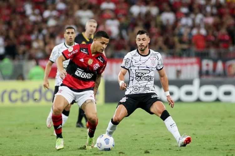 Corinthians tenta igualar Flamengo sem passar por anos de dificuldade do rival
