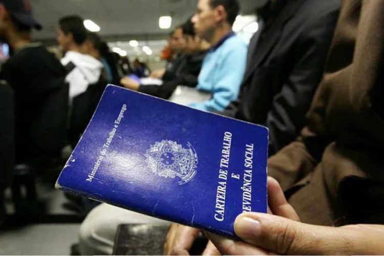 Quase metade dos brasileiros faz bico para complementar renda, diz pesquisa