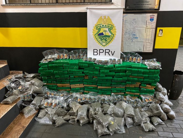 Motorista foge de abordagem policial e abandona carro com 329 quilos de droga