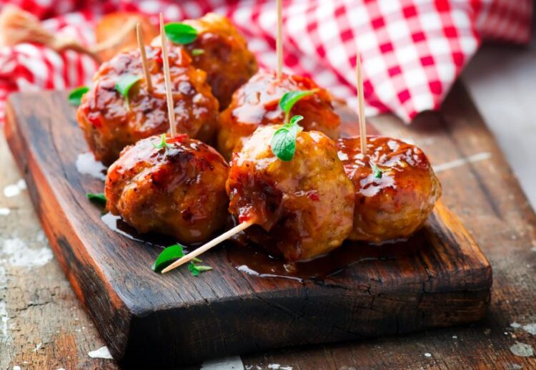 Aprenda a fazer almôndegas de frango com queijo e geleia de pimenta