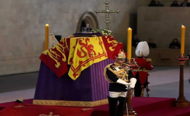 Homem esfaqueia policiais em Londres perto da fila para ver o caixão da rainha