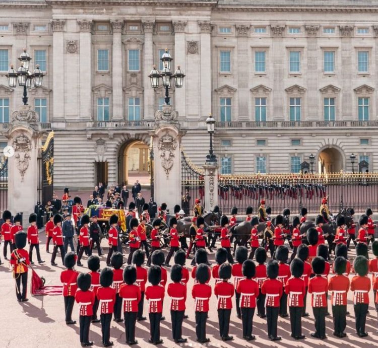 Charles 3º, William e Harry seguem cortejo com caixão de Elizabeth 2ª