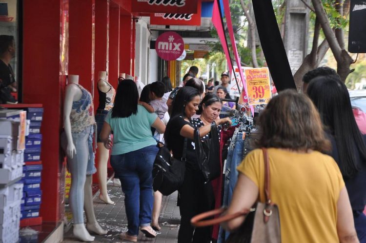Comércio de Paranavaí tem horário estendido de atendimento neste sábado