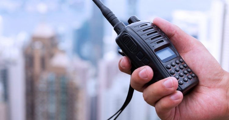 Rádio de comunicação na frequência da polícia é encontrado em bar com denúncias por suspeita de tráfico de drogas