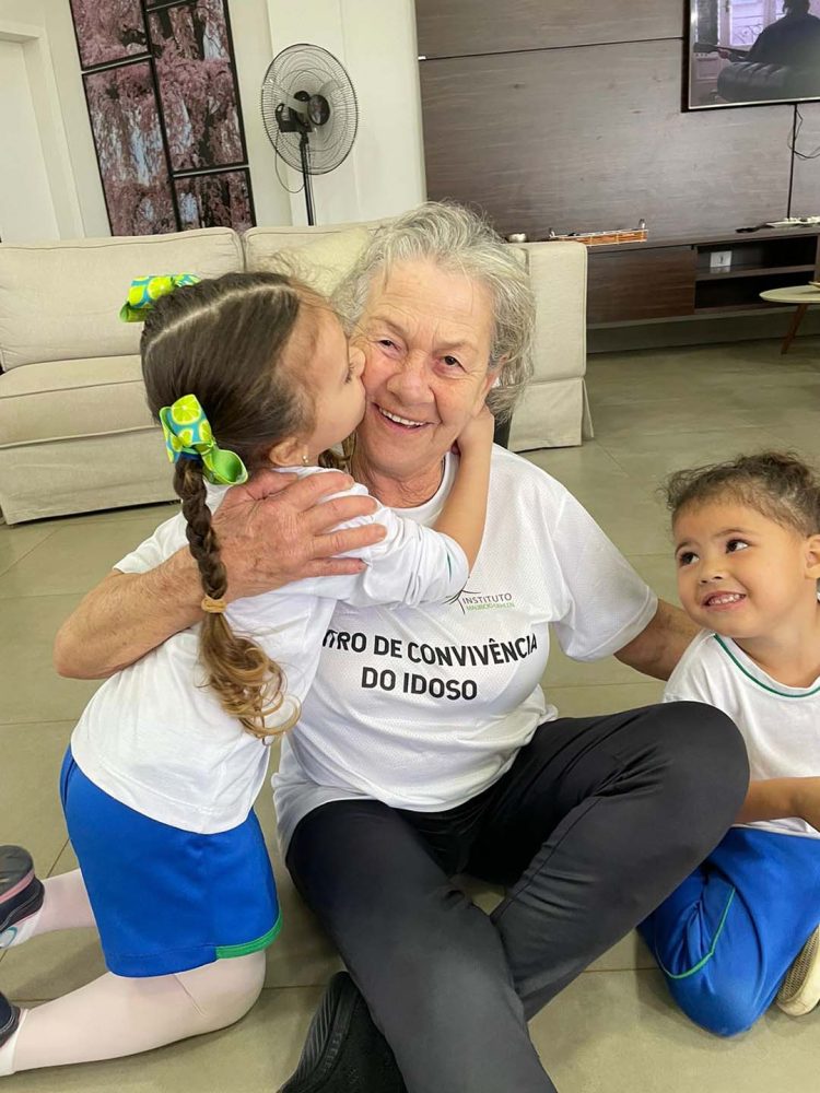 Projeto aproxima crianças e idosos