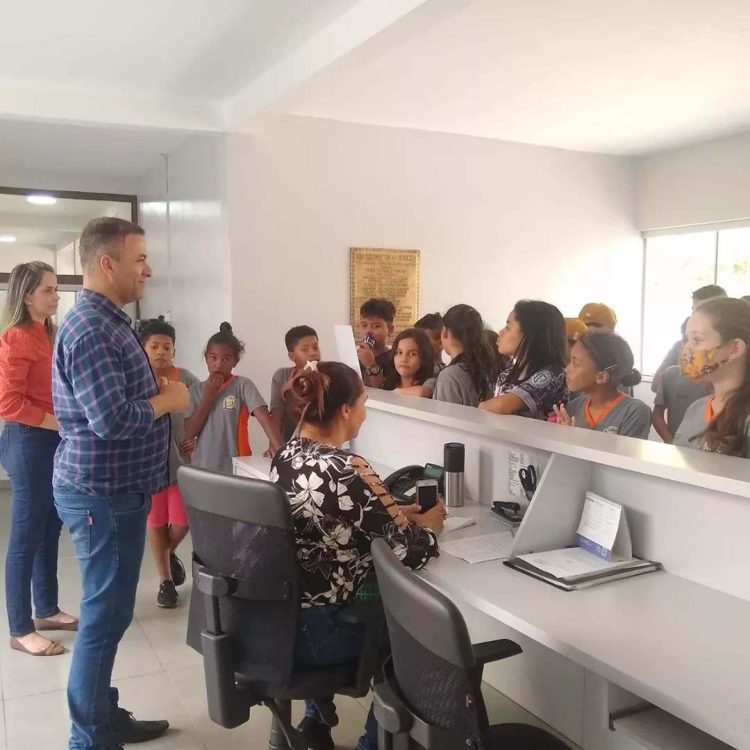 Alunos da Escola Municipal Antônio Francisco de Souza visitam o Paço Municipal