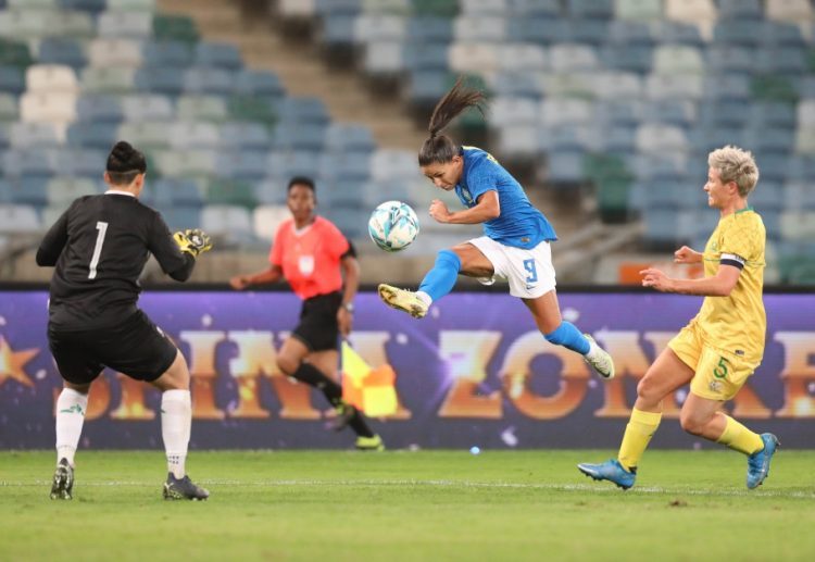 Com 2 de Debinha, Brasil goleia a  África do Sul por 6 a 0 em amistoso