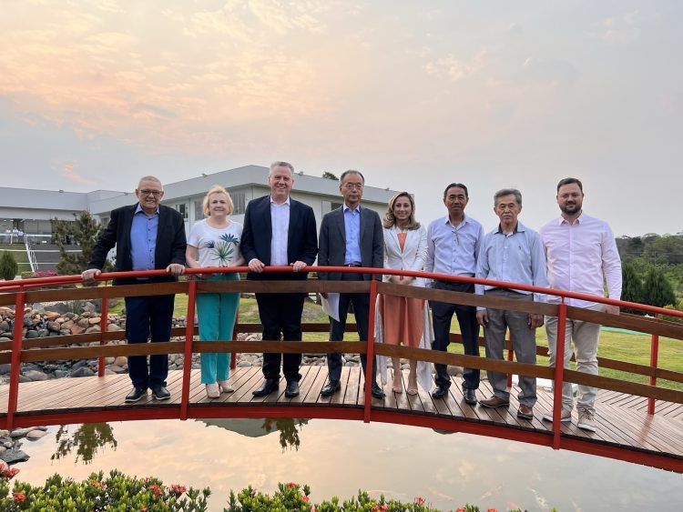 Cônsul do Japão em Curitiba visita o Centro de Convivência do Idoso