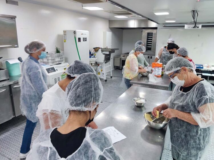 Carreta Escola do Senac qualifica moradores de Porto Rico