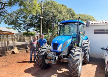 Prefeito Gilson Góis entrega novo trator para utilização no município