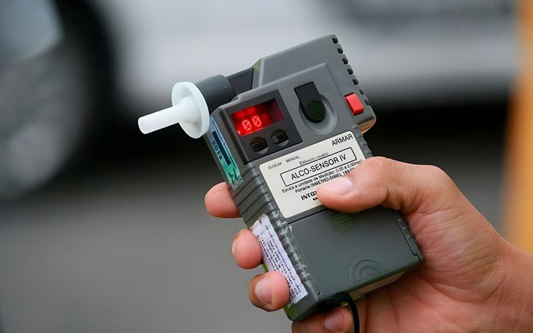 Motorista embriagado causa acidente e se recusa a fazer teste do bafômetro