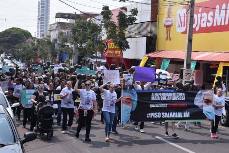 Profissionais de enfermagem de toda a região participam de manifestação em Paranavaí