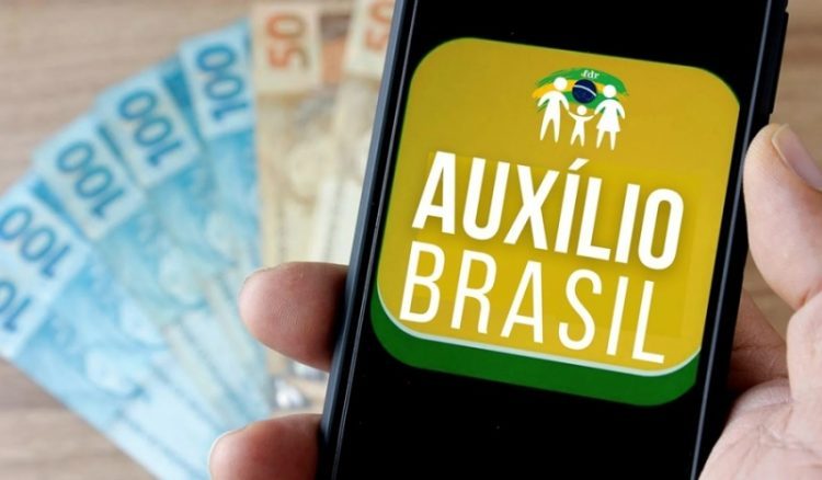 Governo vai passar pente-fino no Auxílio Brasil para cortar benefícios