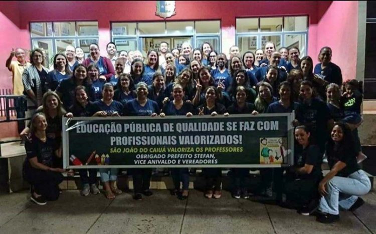 Prefeito sanciona lei do piso e plano de carreira dos professores
