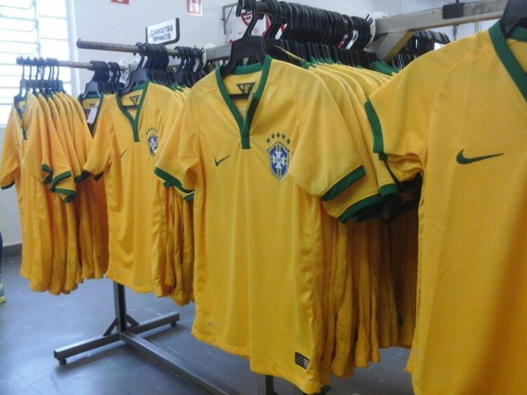 Camiseta da seleção do Brasil muito barata? Pode ser falsa