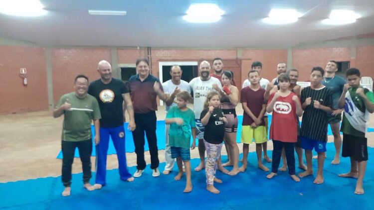 Começaram as aulas de capoeira e muay thai