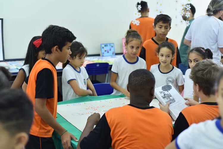 Estudantes apresentam projetos desenvolvidos no Cecap, em Paranavaí