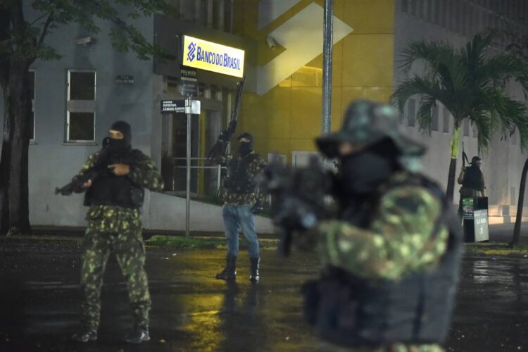 Simulação de ataque criminoso tem bombas, tiros e reféns em Paranavaí