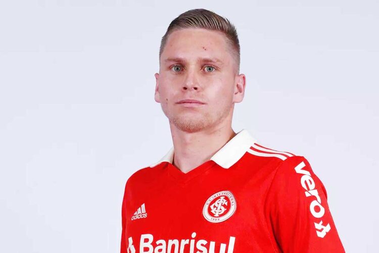 Clube sonda mercado de atacantes e se antecipa a possível saída de goleador