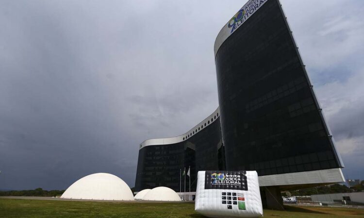 Candidatos no 2° turno podem retomar campanha na rua às 17h de hoje
