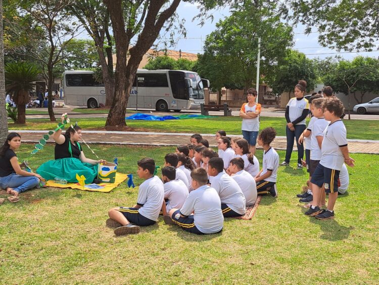 Projeto em praça pública leva literatura  para estudantes da rede municipal