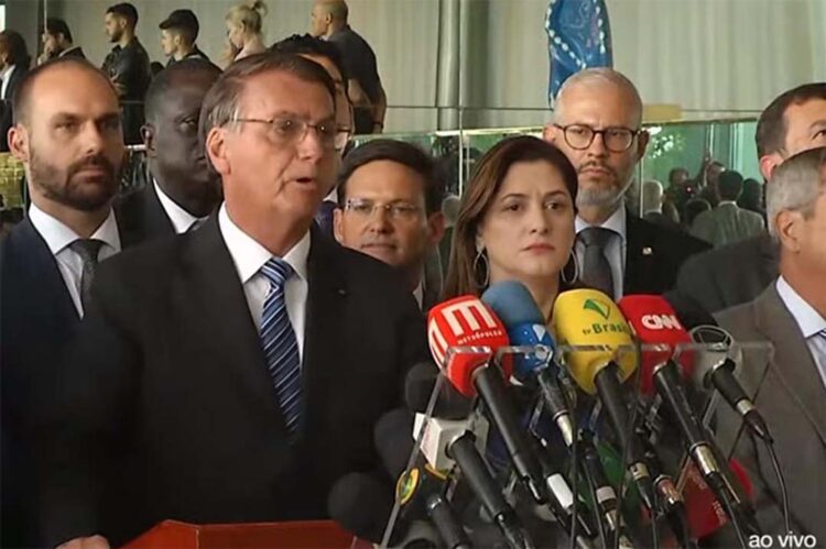 Bolsonaro quebra silêncio, condena bloqueios e fala em indignação e injustiça com eleição
