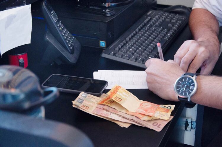 Maioria dos paranaenses vai usar o 13º para pagar dívidas