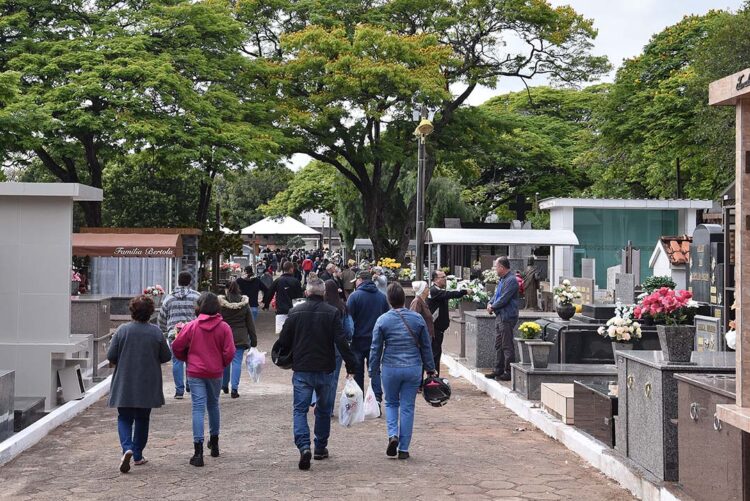 Mais de 25 mil pessoas visitaram os cemitérios de Paranavaí