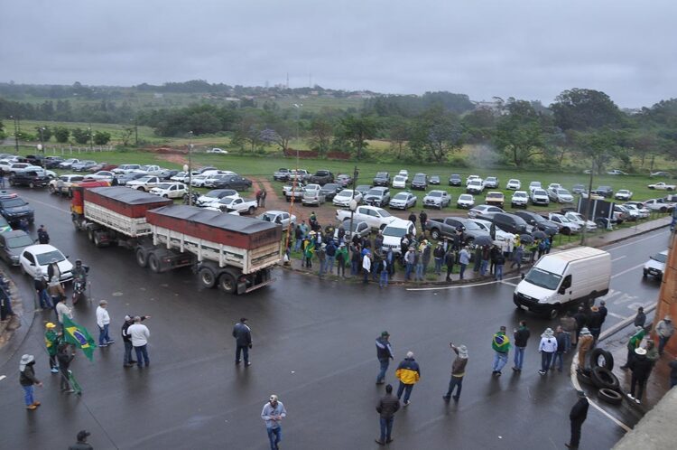 Em protesto, apoiadores de Bolsonaro contestam resultado das eleições