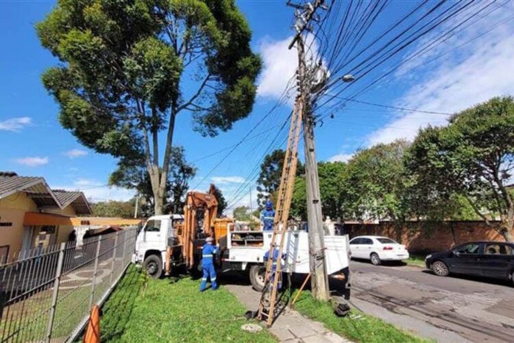 Copel religa mais 13 mil unidades consumidoras atingidas pelos temporais no fim de semana