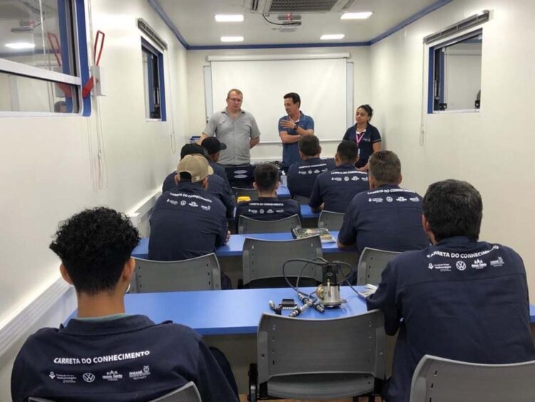 Prefeito Fabiano Travain faz entrega de  certificados de cursos profissionalizantes