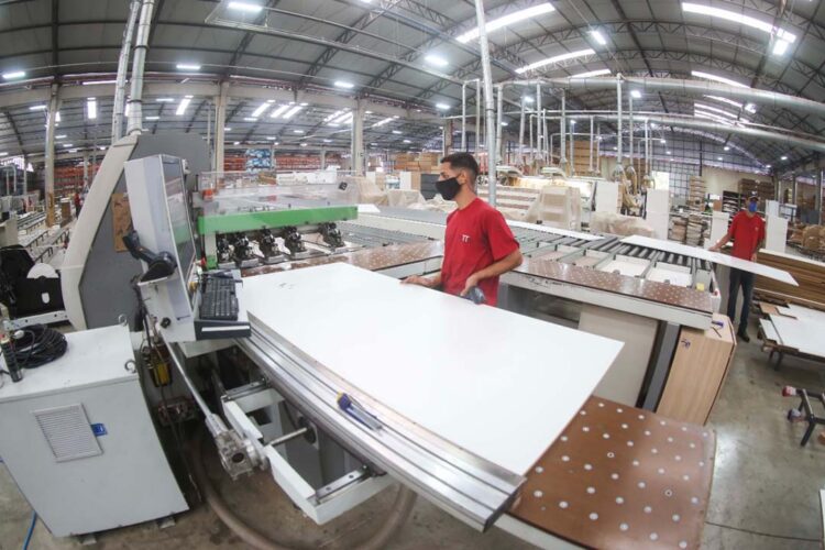 Indústria é segunda atividade que mais  gera empregos no Paraná em 2022