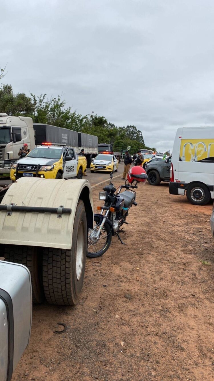 Manifestantes interditaram entrada da cidade durante a manhã desta terça-feira