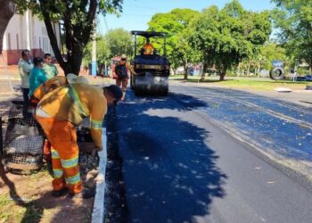 Trecho da Rua Antônio Corsetti começou  a receber uma nova camada de asfalto